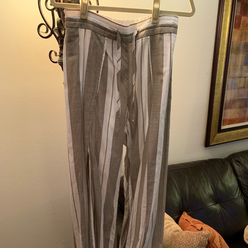 Light weight pants with slits